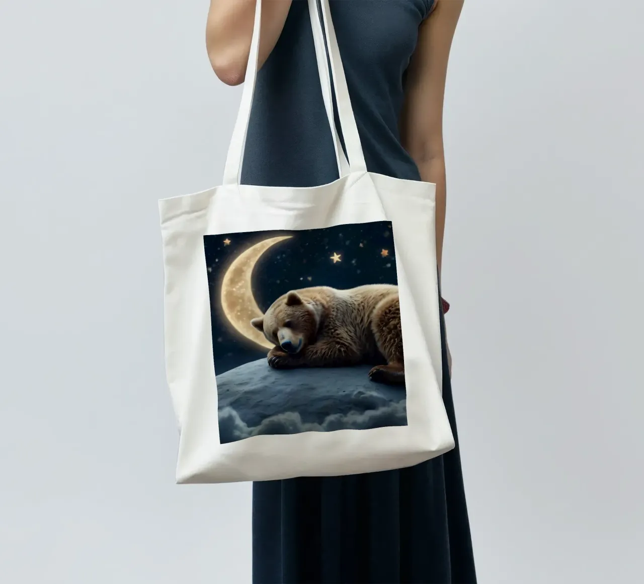 Un orso pacifico che riposa su una nuvola sotto una notte di cielo stellato borsa in juta da DesignDoodle