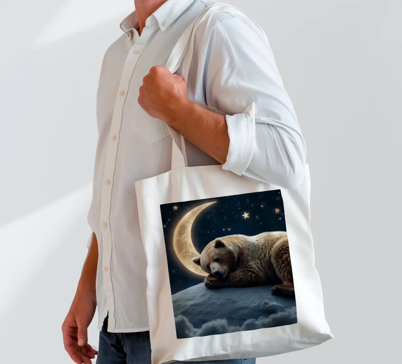Un orso pacifico che riposa su una nuvola sotto una notte di cielo stellato borsa in juta da DesignDoodle