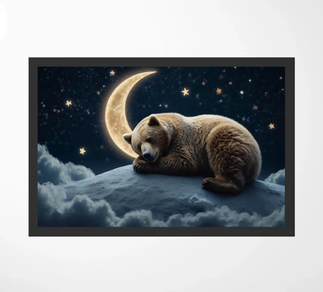 Un oso tranquilo descansando en una nube bajo una noche de cielo estrellado felpudo de DesignDoodle