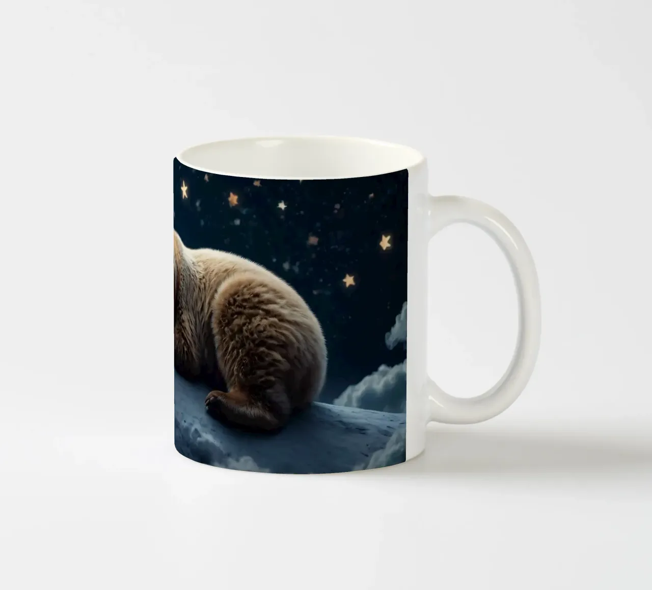 Un orso pacifico che riposa su una nuvola sotto una notte di cielo stellato tazza in ceramica da DesignDoodle