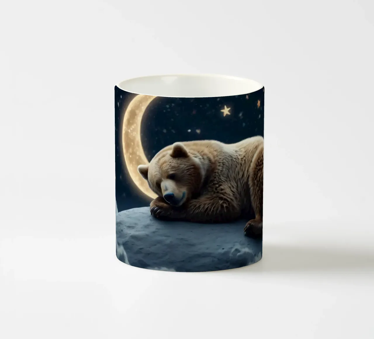 Un orso pacifico che riposa su una nuvola sotto una notte di cielo stellato tazza in ceramica da DesignDoodle