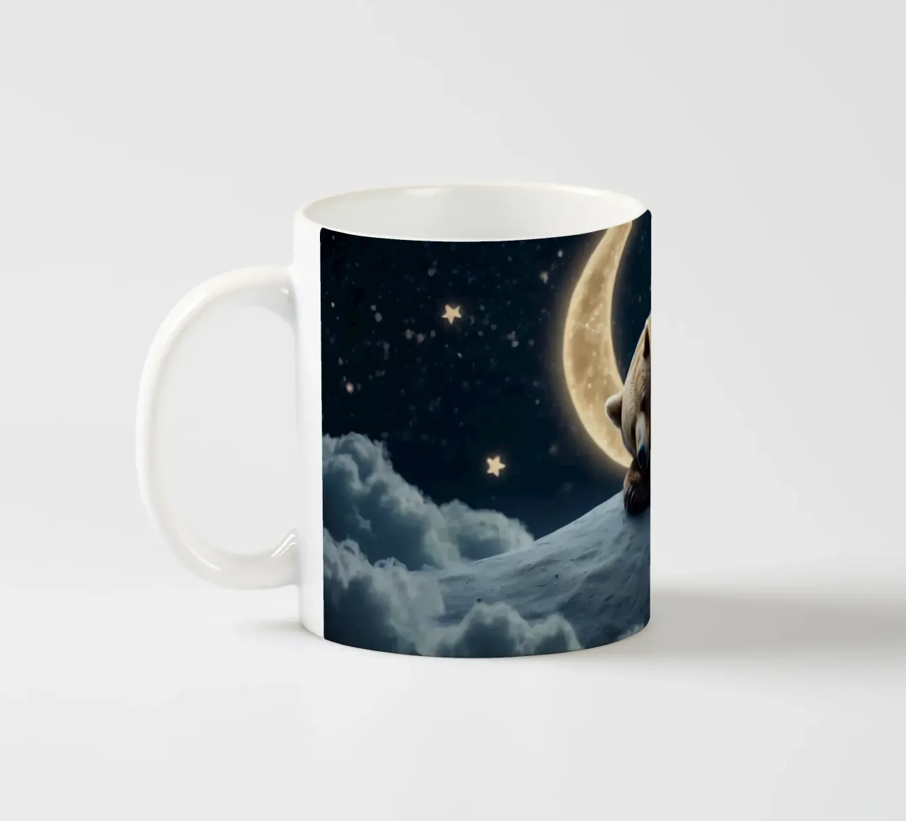 Un orso pacifico che riposa su una nuvola sotto una notte di cielo stellato tazza in ceramica da DesignDoodle