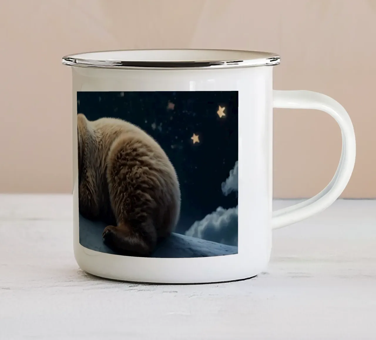 Un orso pacifico che riposa su una nuvola sotto una notte di cielo stellato tazza in smalto da DesignDoodle