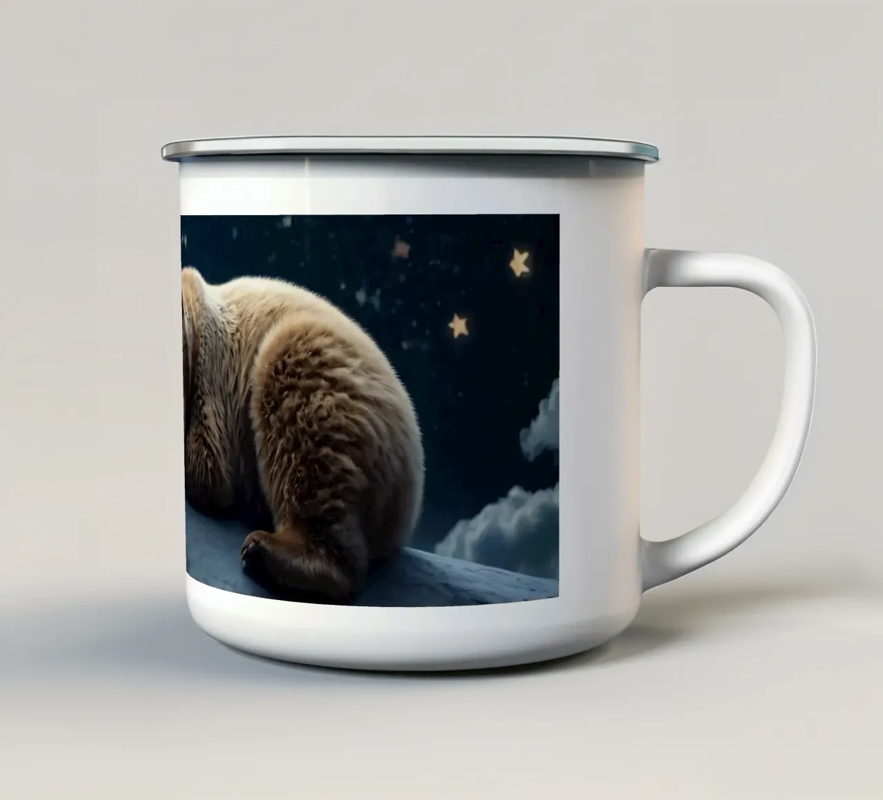 Un orso pacifico che riposa su una nuvola sotto una notte di cielo stellato tazza in smalto da DesignDoodle