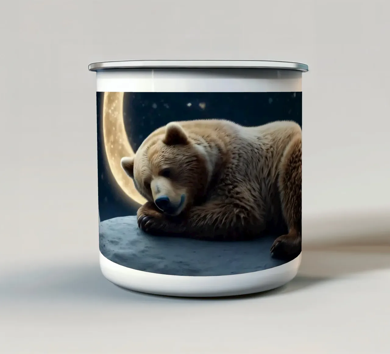 Un orso pacifico che riposa su una nuvola sotto una notte di cielo stellato tazza in smalto da DesignDoodle