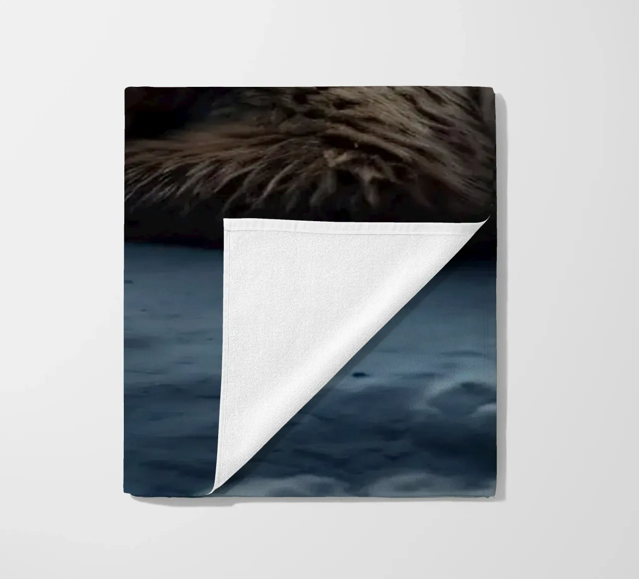 Un orso pacifico che riposa su una nuvola sotto una notte di cielo stellato telo mare da DesignDoodle