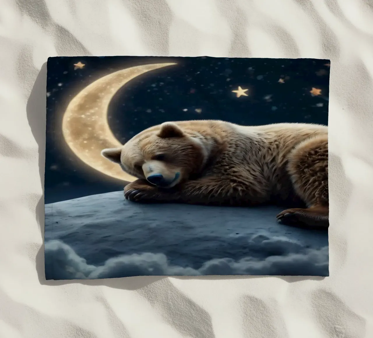 Un orso pacifico che riposa su una nuvola sotto una notte di cielo stellato telo mare da DesignDoodle