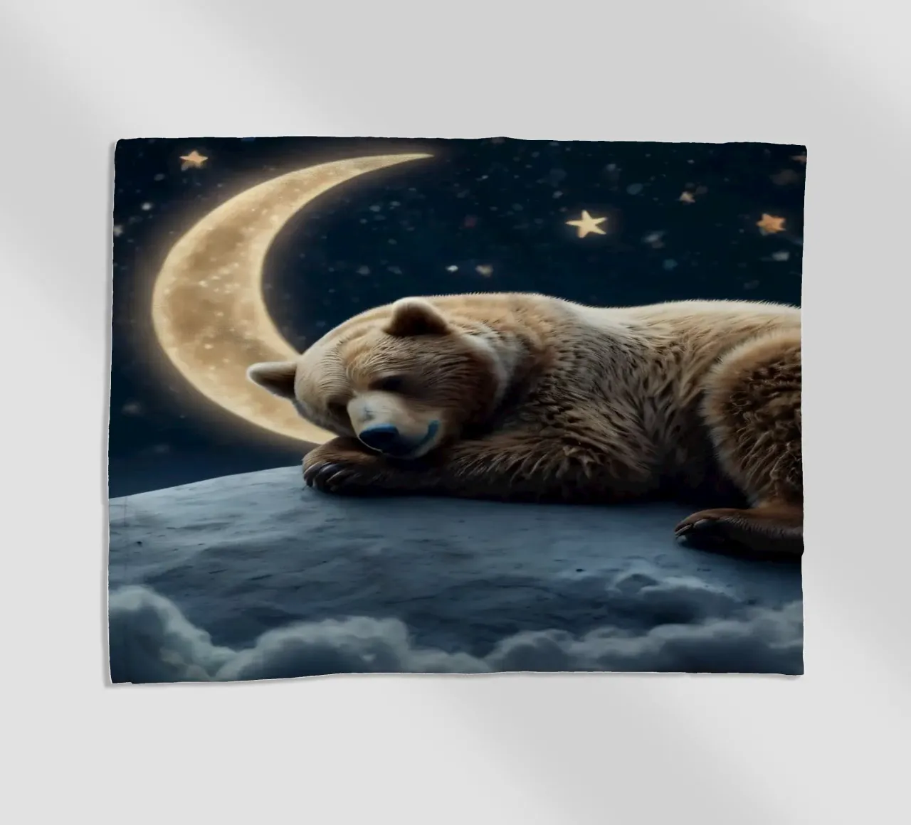 Un orso pacifico che riposa su una nuvola sotto una notte di cielo stellato telo mare da DesignDoodle