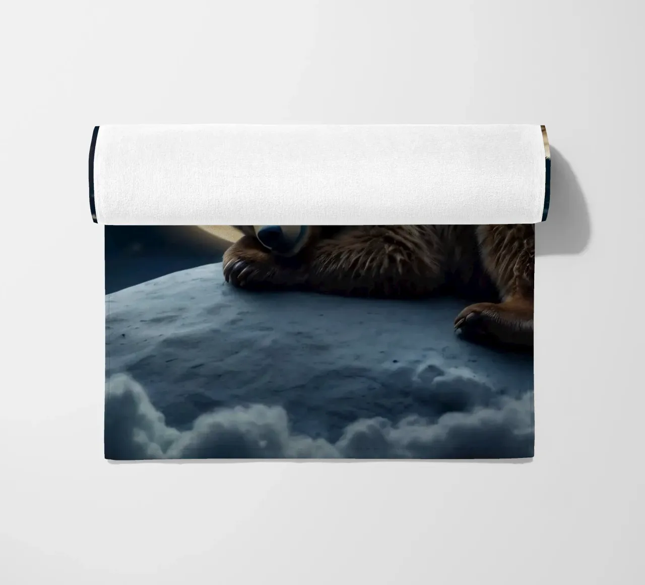 Un orso pacifico che riposa su una nuvola sotto una notte di cielo stellato telo mare da DesignDoodle