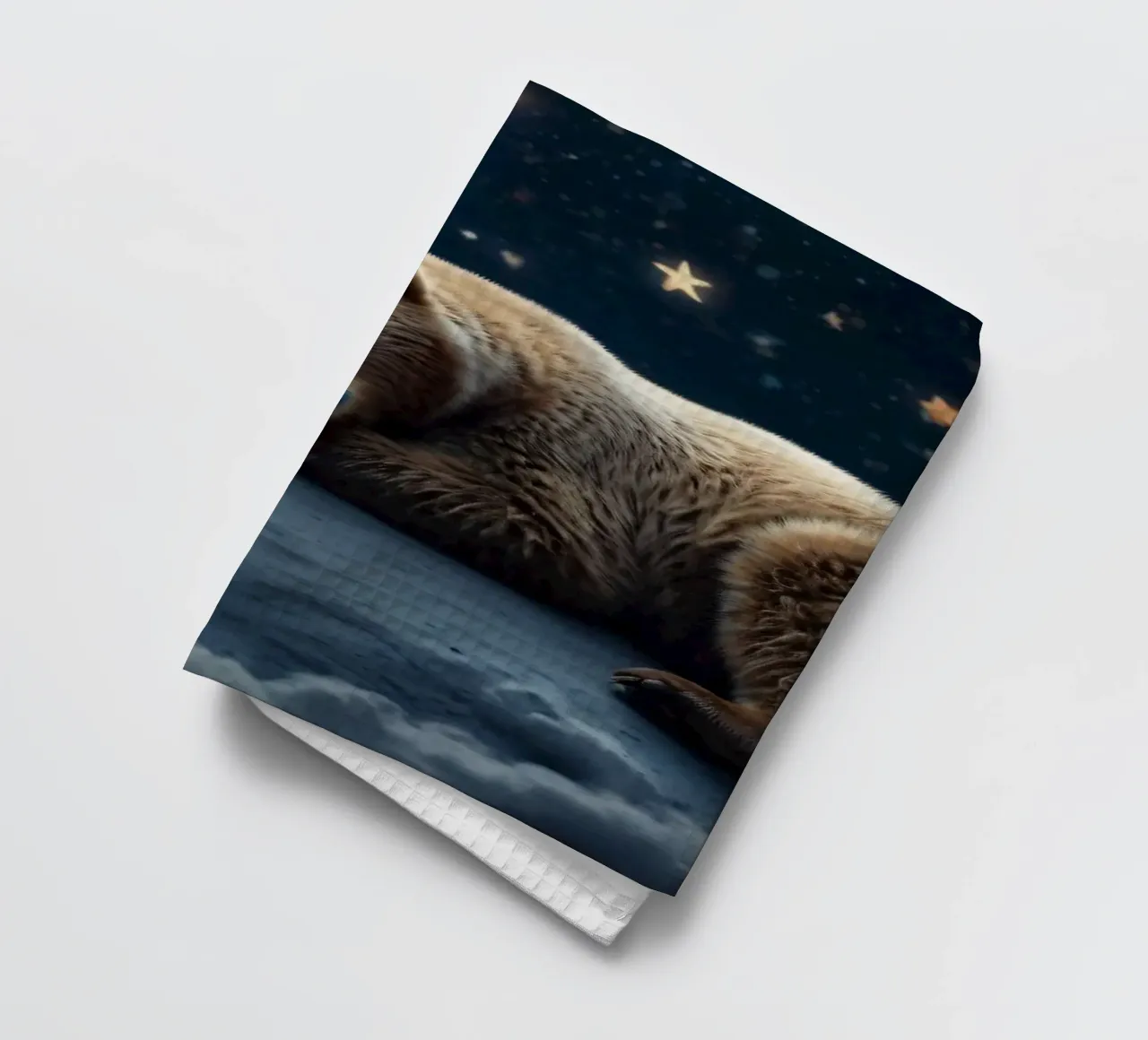 Un ours paisible se reposant sur un nuage sous un ciel étoilé. torchon de DesignDoodle