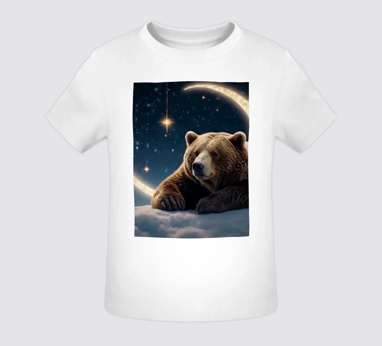 Un orso riposa su una nuvola sotto un cielo stellato con luna crescente maglietta neonato da DesignDoodle