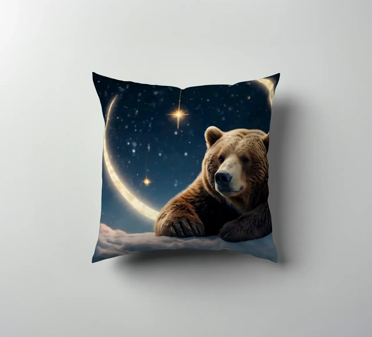 Un orso riposa su una nuvola sotto un cielo stellato con luna crescente cuscino da DesignDoodle