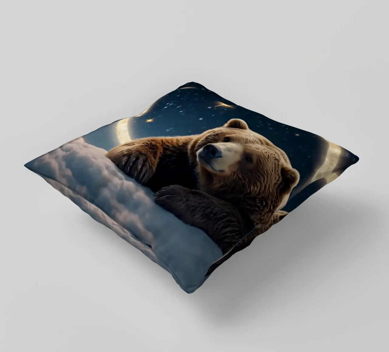 Un orso riposa su una nuvola sotto un cielo stellato con luna crescente cuscino da DesignDoodle