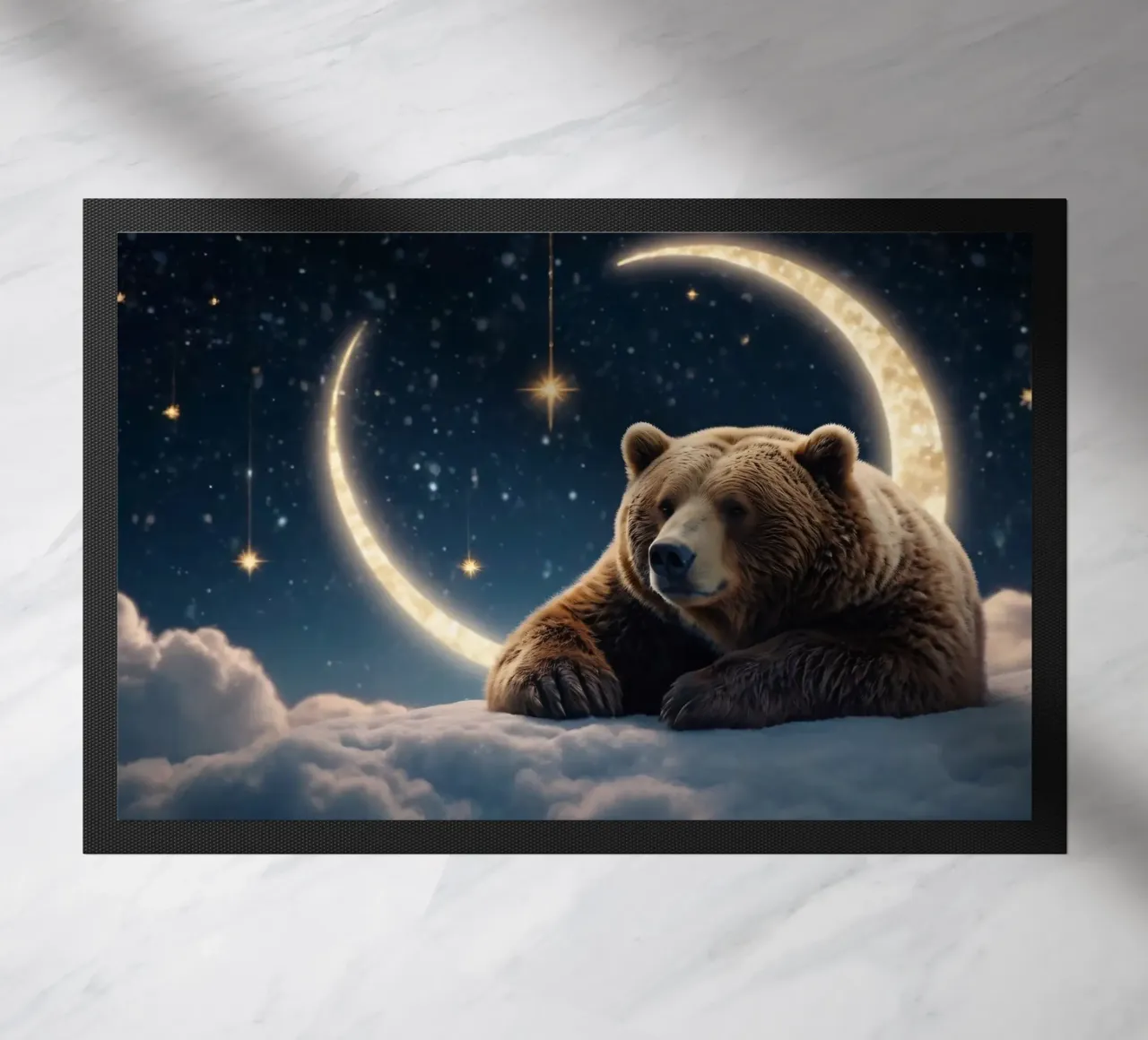 Un orso riposa su una nuvola sotto un cielo stellato con luna crescente zerbino da DesignDoodle