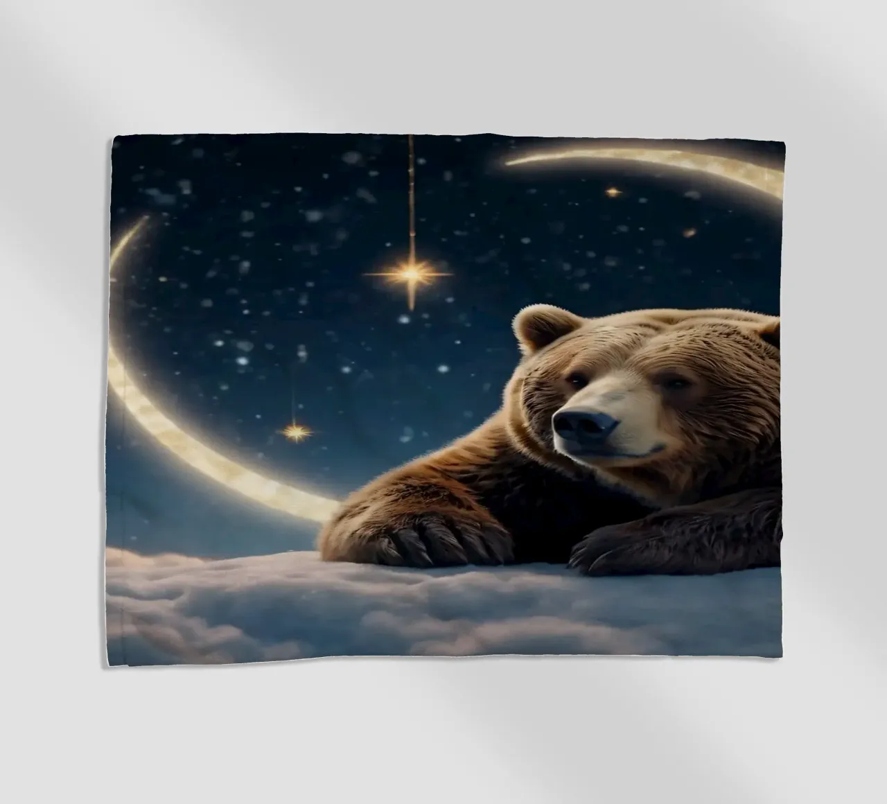Un orso riposa su una nuvola sotto un cielo stellato con luna crescente telo mare da DesignDoodle