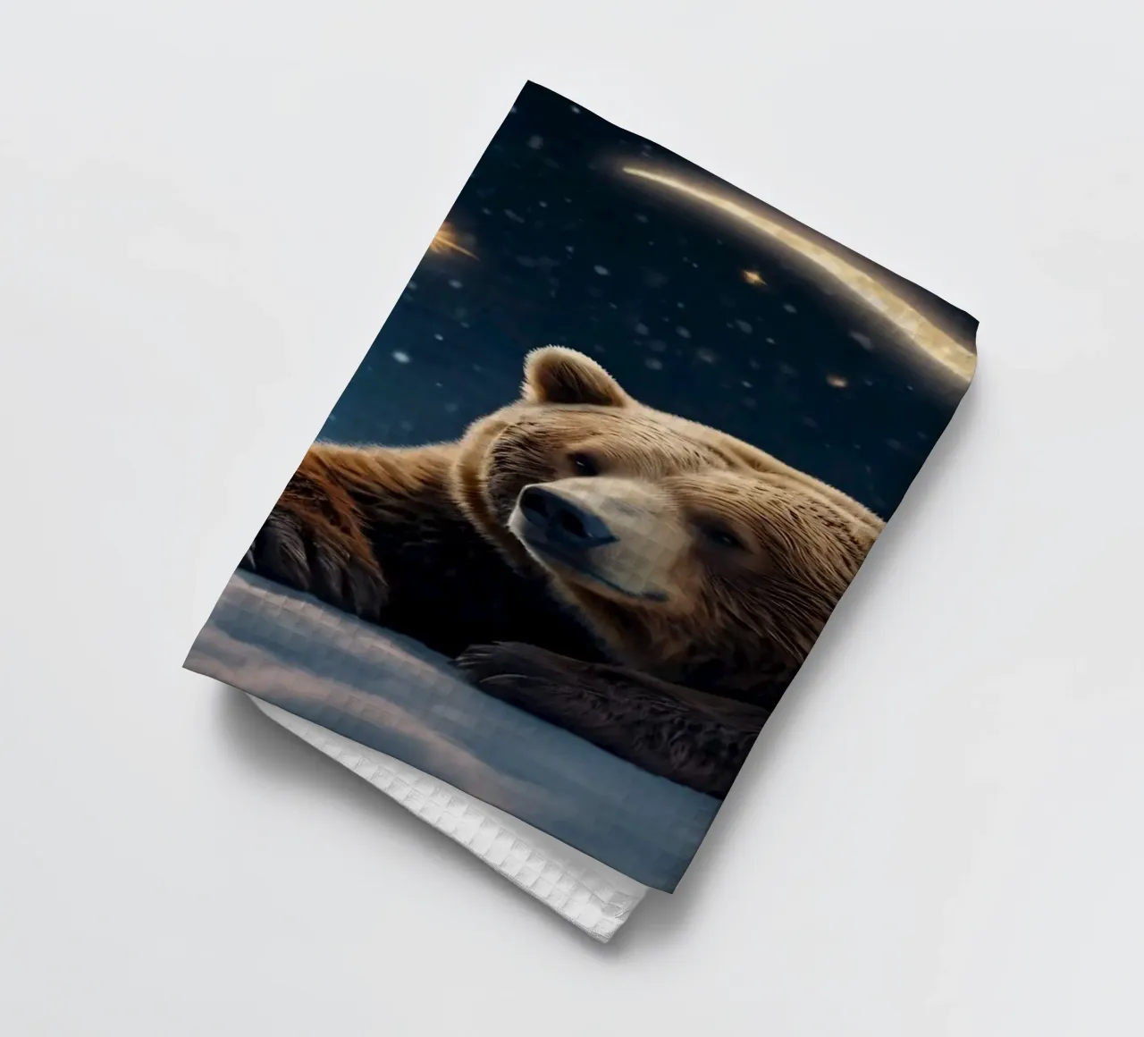Un orso riposa su una nuvola sotto un cielo stellato con luna crescente canovaccio da cucina da DesignDoodle