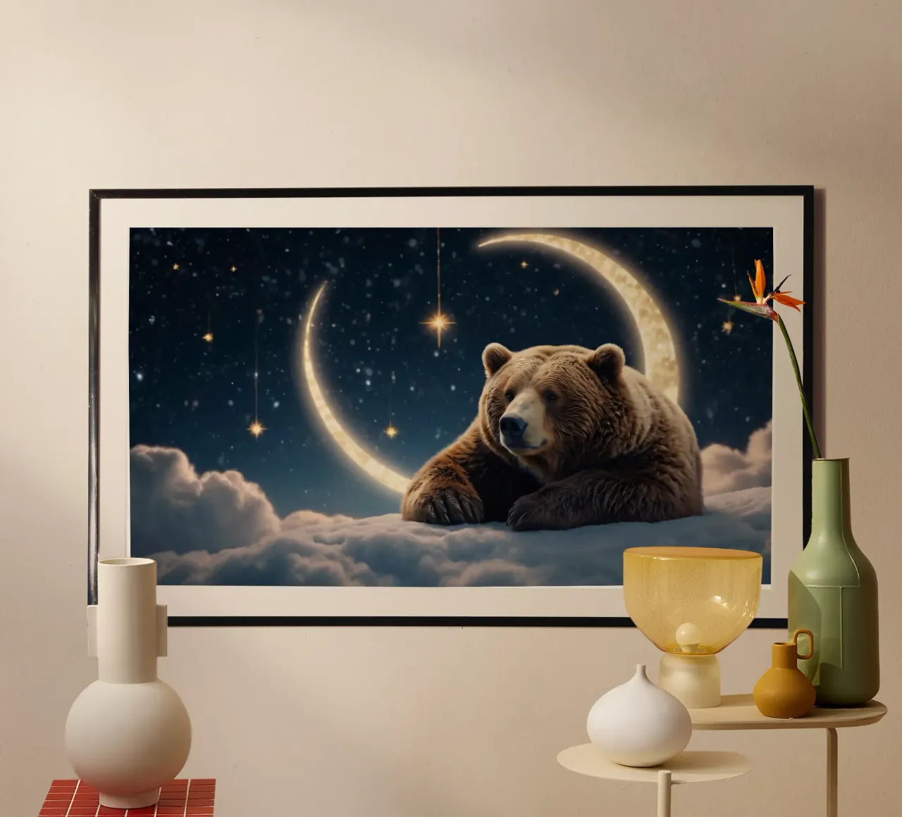 Un orso riposa su una nuvola sotto un cielo stellato con luna crescente carta hahnemühle da DesignDoodle