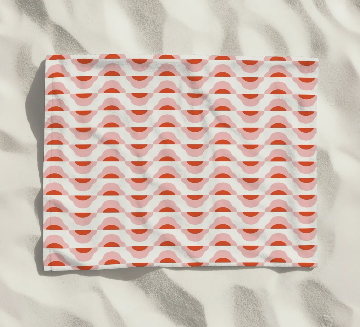 Wellen nahtloses Muster 02 Strandtuch von Little Dean