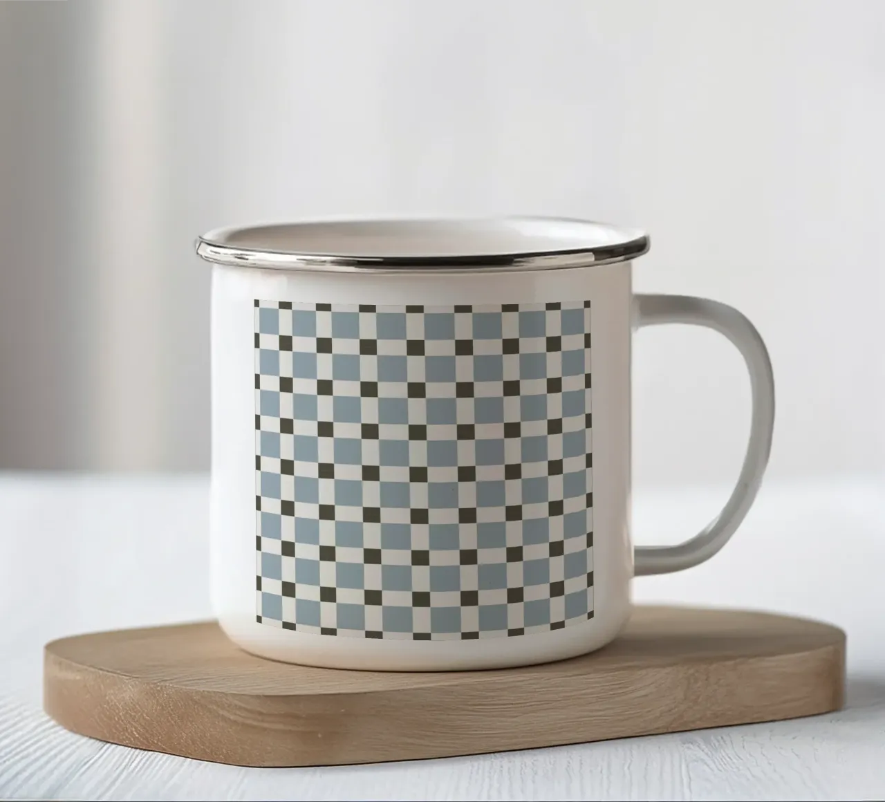 Piastrella a scacchiera con motivo blu cielo tazza in smalto da Little Dean