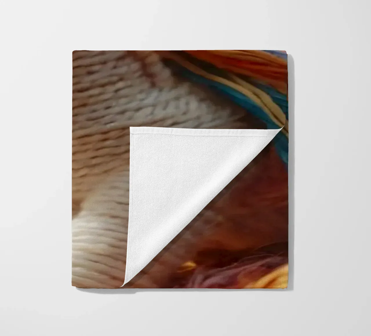 Un colorato giocattolo unicorno realizzato a mano riposa tra i fili telo mare da DesignDoodle