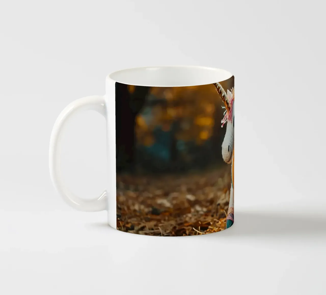 Unicorno giocattolo colorato fatto a mano con le ali in mezzo all'autunno tazza in ceramica da DesignDoodle