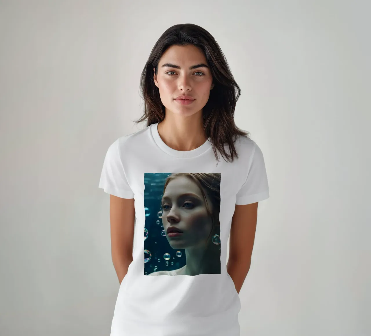Un momento sott'acqua con una giovane donna circondata dalle bollicine t-shirt da DesignDoodle