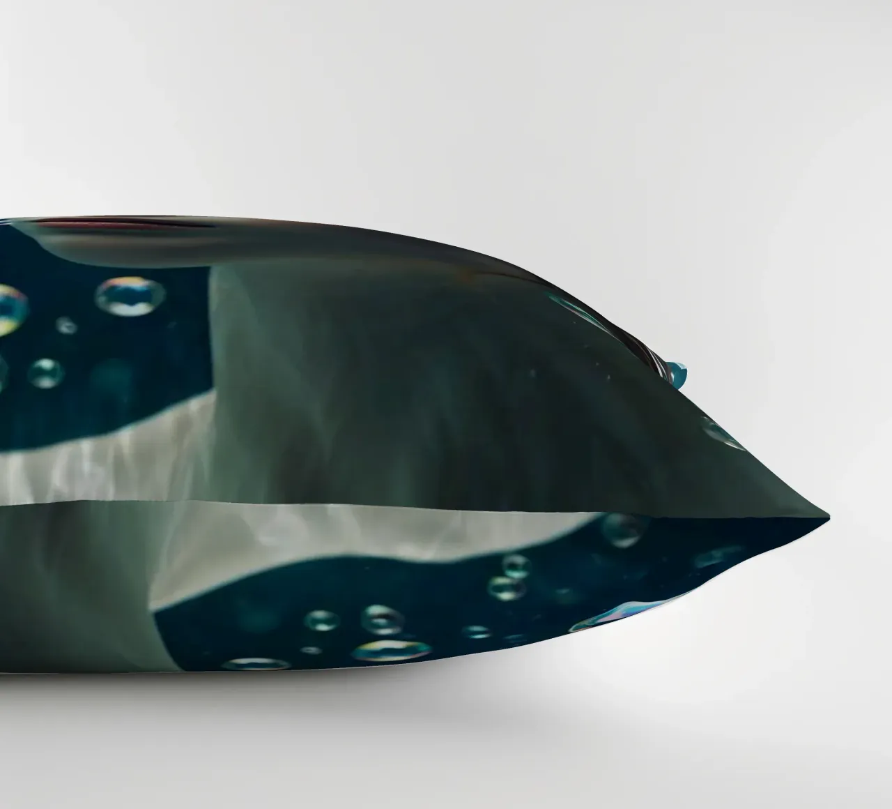 Un momento sott'acqua con una giovane donna circondata dalle bollicine cuscino da DesignDoodle