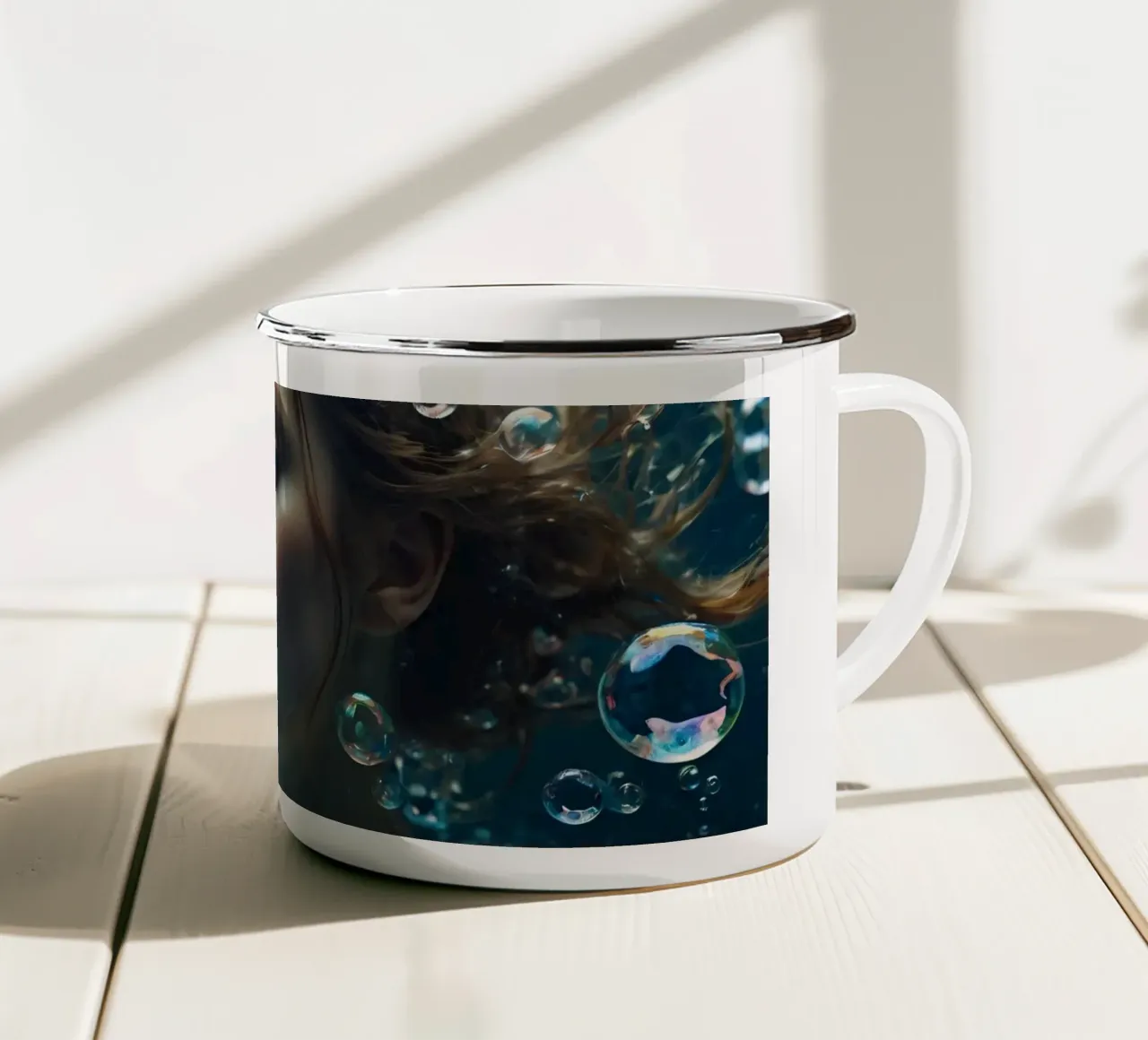 Un momento sott'acqua con una giovane donna circondata dalle bollicine tazza in smalto da DesignDoodle