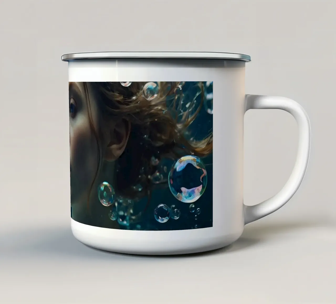 Un momento sott'acqua con una giovane donna circondata dalle bollicine tazza in smalto da DesignDoodle