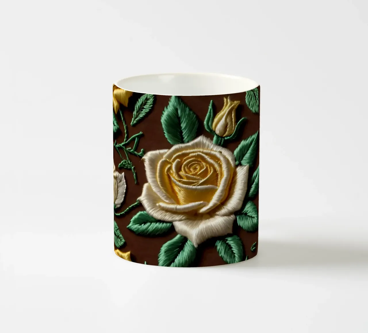 Rose ricamate di ottima fattura su un tessuto marrone tazza in ceramica da DesignDoodle