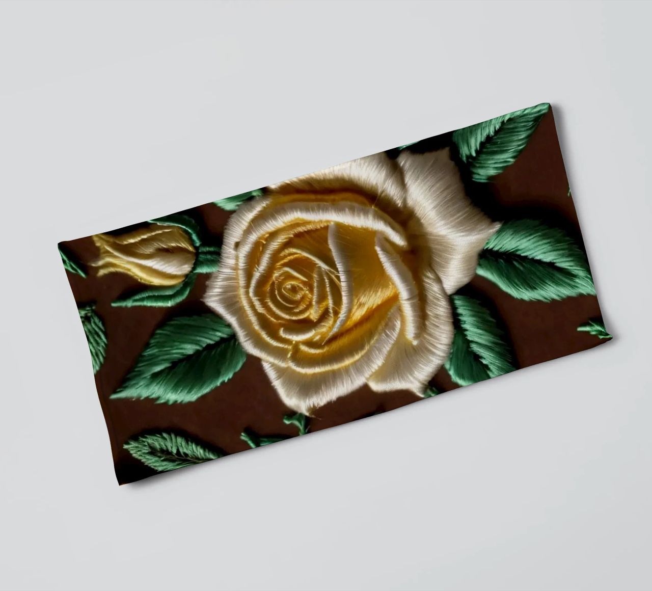 Rose ricamate di ottima fattura su un tessuto marrone asciugamano da bagno da DesignDoodle