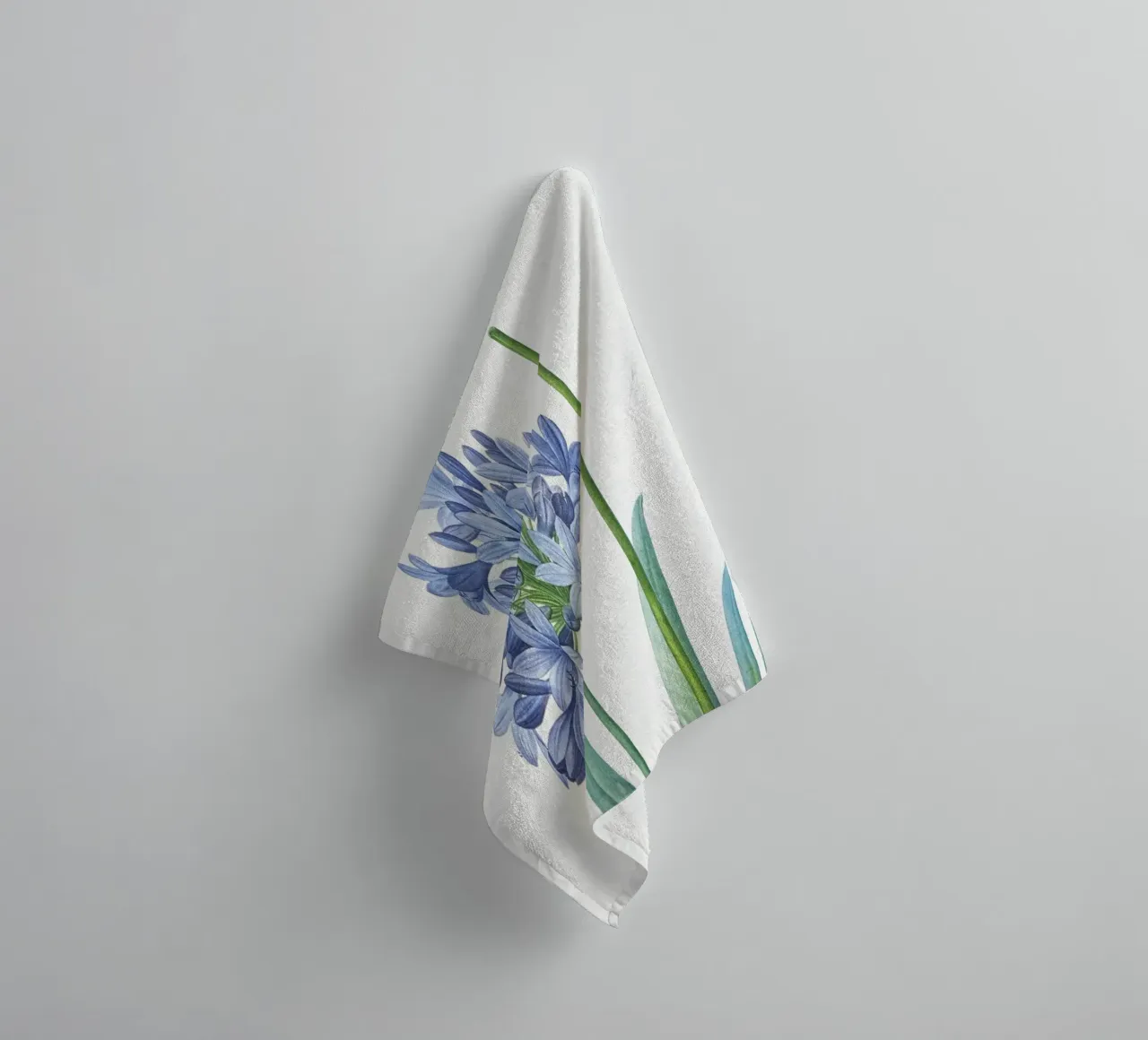 Giglio del Nilo, fiore viola Illustrazione botanica asciugamano da bagno da Pretty Flowers Vintage Botanicals