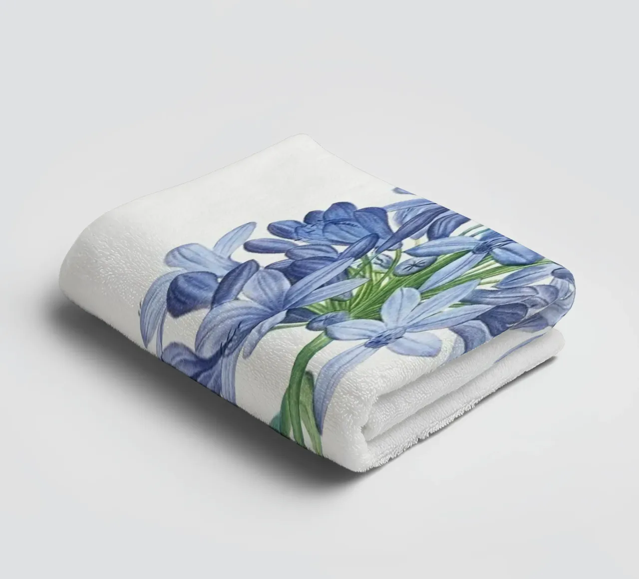 Giglio del Nilo, fiore viola Illustrazione botanica asciugamano da bagno da Pretty Flowers Vintage Botanicals