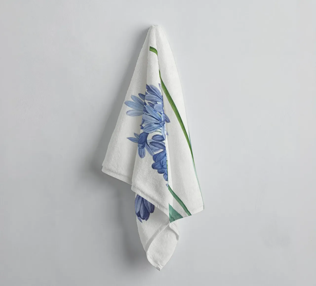 Giglio del Nilo, fiore viola Illustrazione botanica asciugamano da bagno da Pretty Flowers Vintage Botanicals