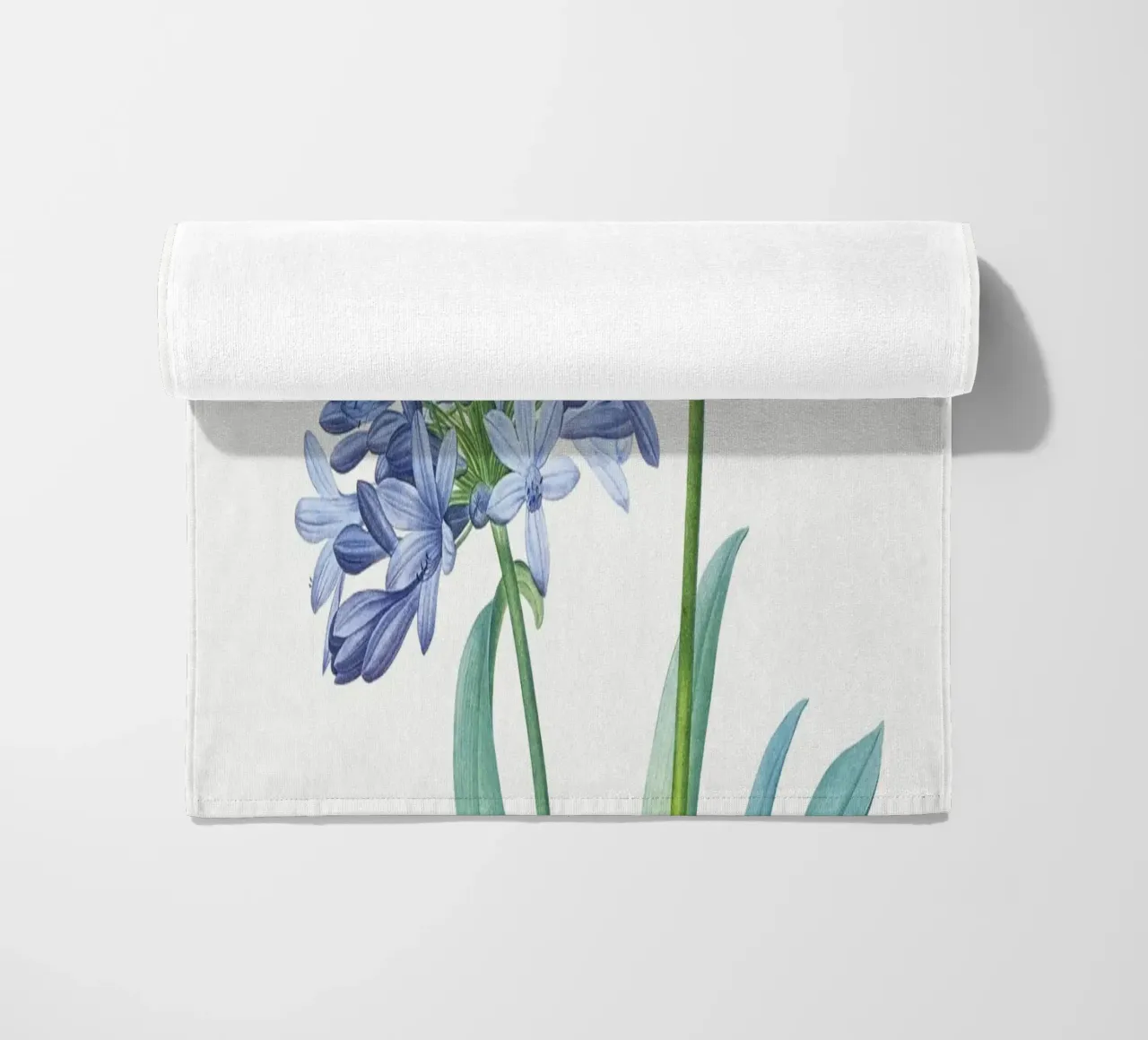 Giglio del Nilo, fiore viola Illustrazione botanica telo mare da Pretty Flowers Vintage Botanicals