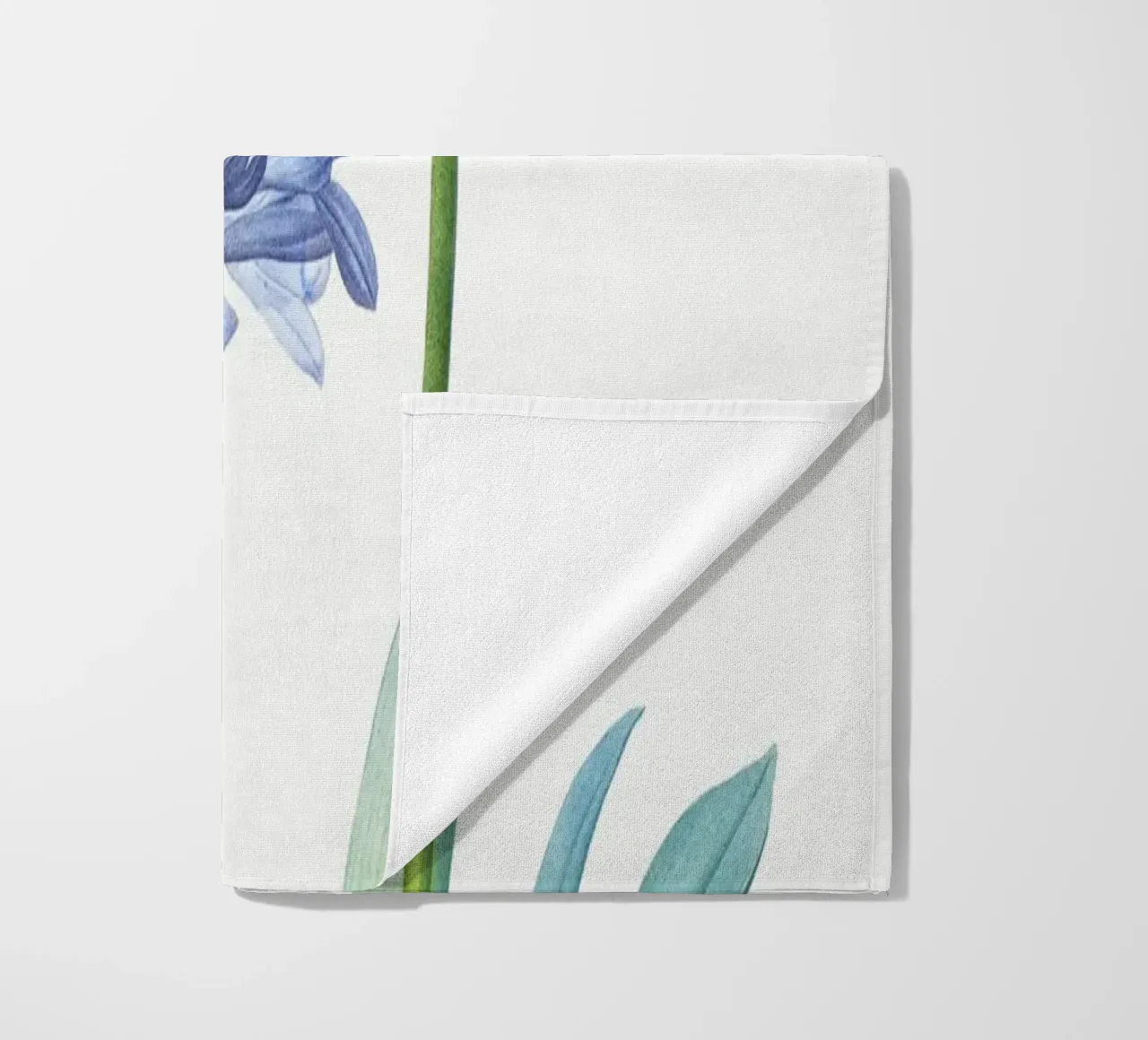Giglio del Nilo, fiore viola Illustrazione botanica telo mare da Pretty Flowers Vintage Botanicals