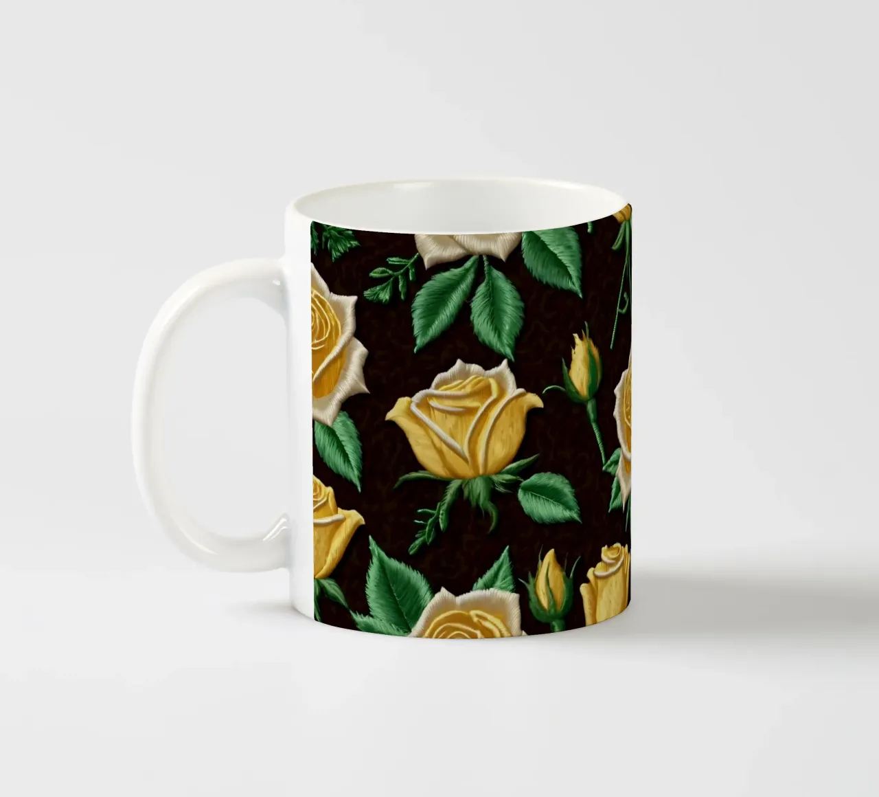 Eleganti rose gialle in un intricato disegno a ricamo tazza in ceramica da DesignDoodle