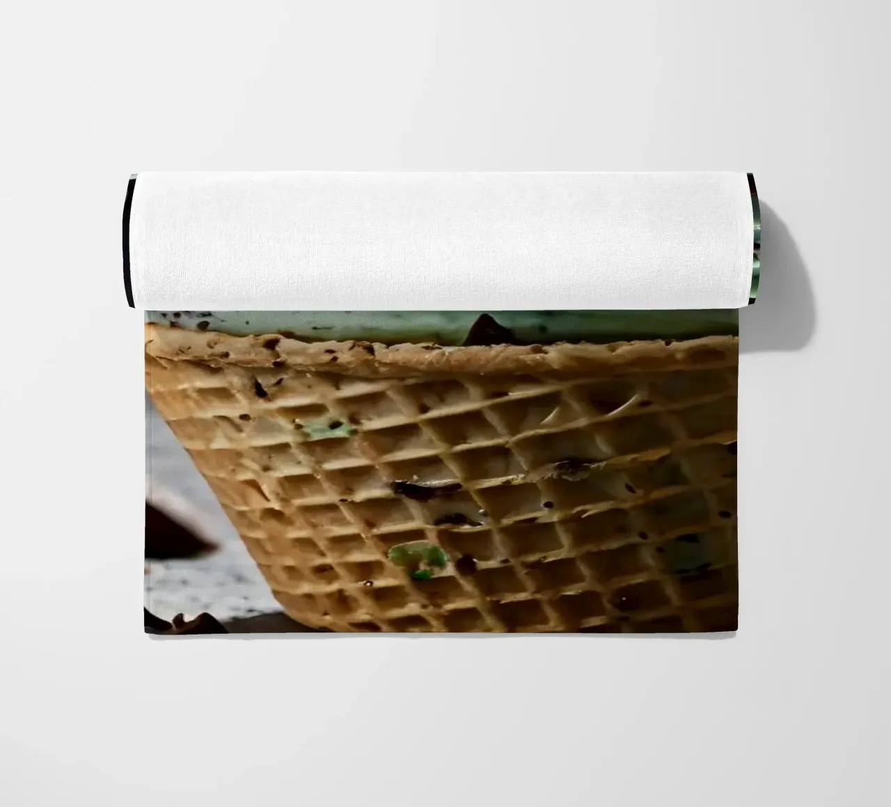 Gelato alla menta con gocce di cioccolato in un cono di cialda telo mare da DesignDoodle