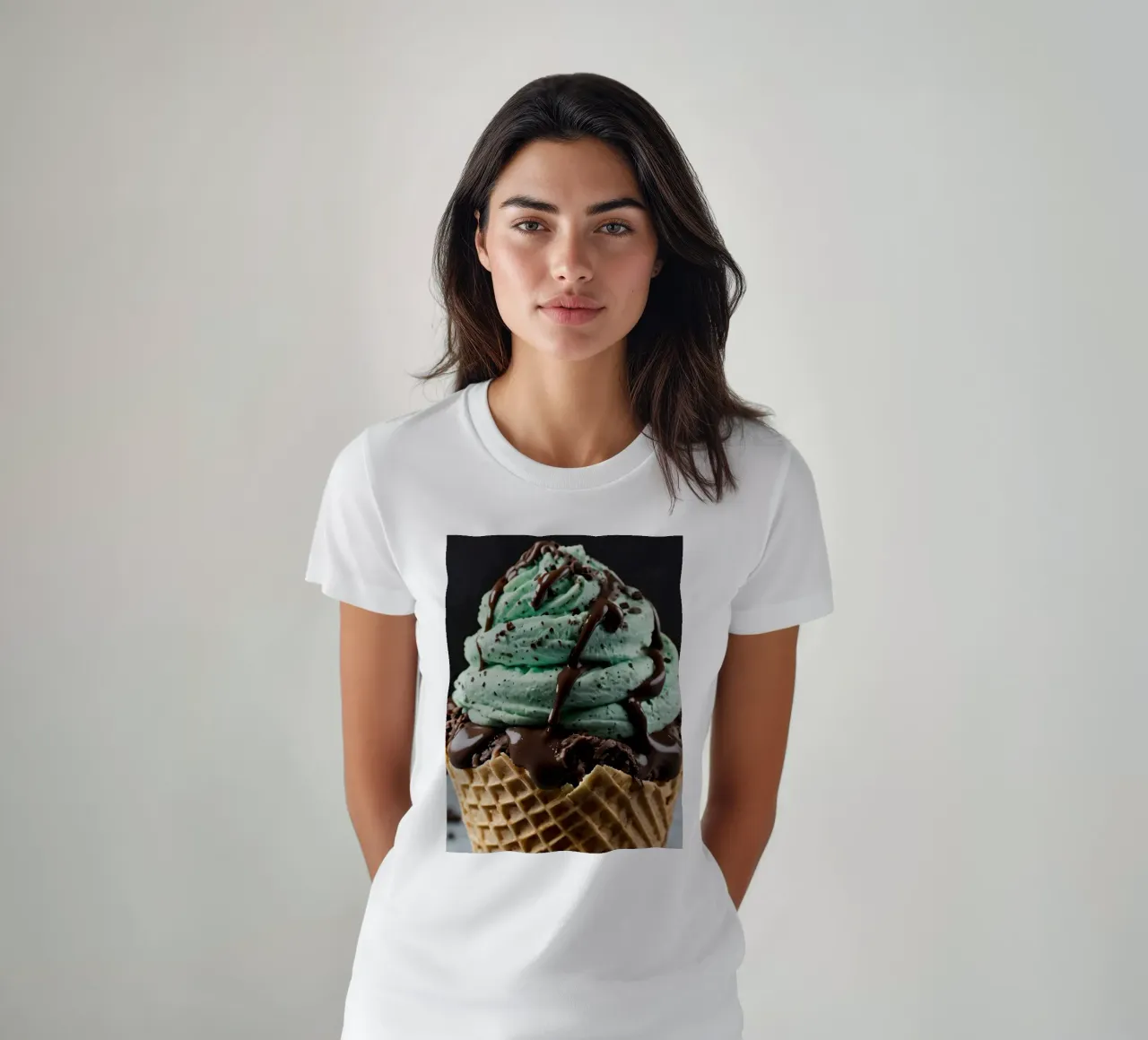 Gelato cremoso alla menta con gocce di cioccolato servito in un cono di cialda t-shirt da DesignDoodle