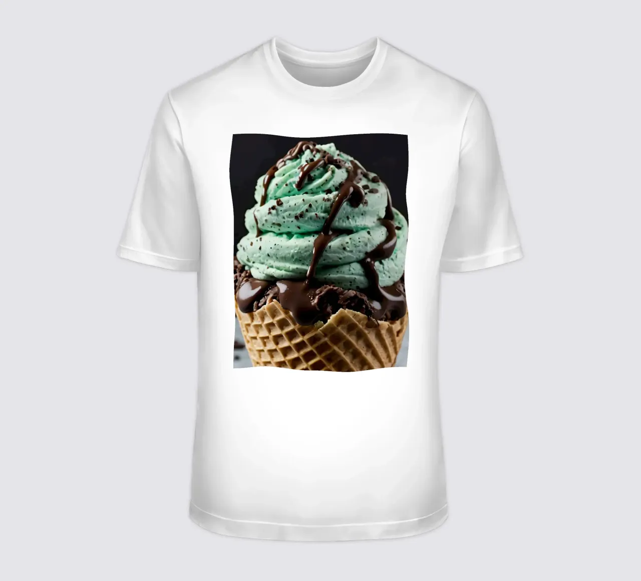 Gelato cremoso alla menta con gocce di cioccolato servito in un cono di cialda t-shirt da DesignDoodle