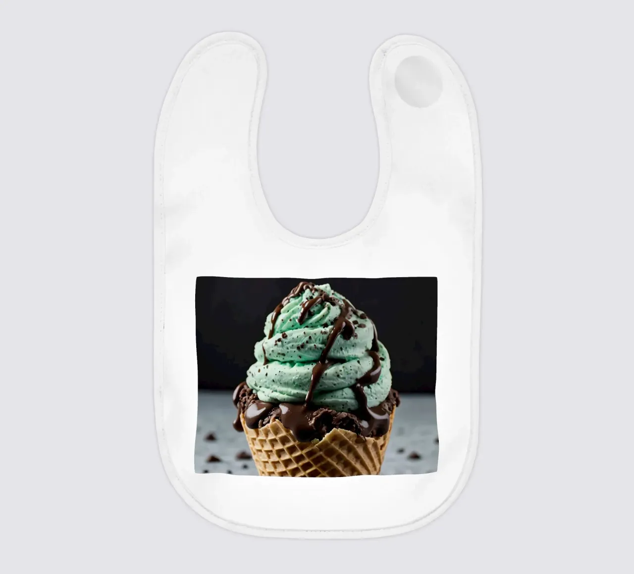 Gelato cremoso alla menta con gocce di cioccolato servito in un cono di cialda bavaglino da DesignDoodle