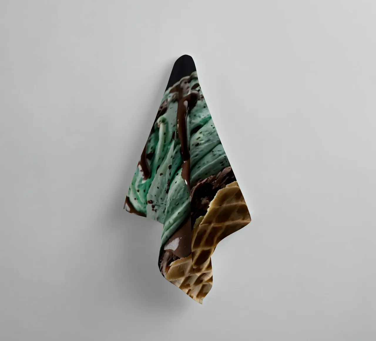 Gelato cremoso alla menta con gocce di cioccolato servito in un cono di cialda asciugamano da bagno da DesignDoodle