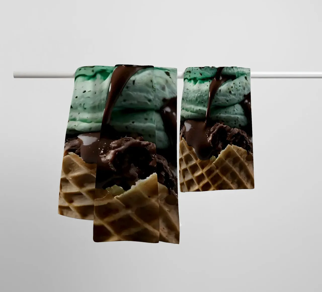 Gelato cremoso alla menta con gocce di cioccolato servito in un cono di cialda asciugamano da bagno da DesignDoodle