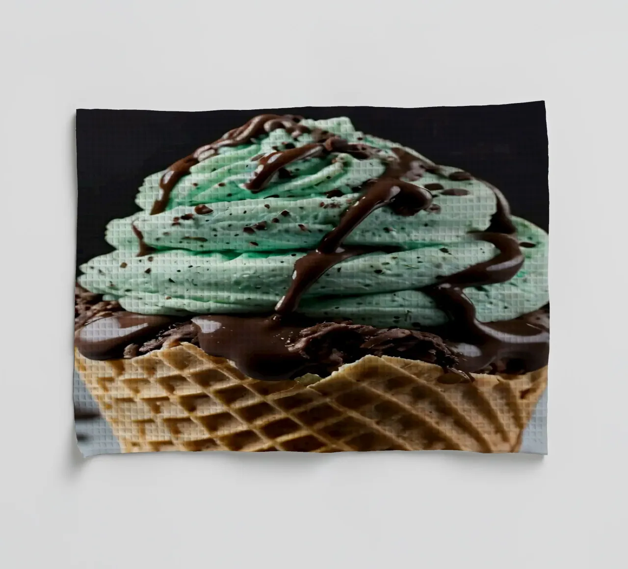 Glace crémeuse aux pépites de chocolat à la menthe servie dans un cornet de gaufre torchon de DesignDoodle
