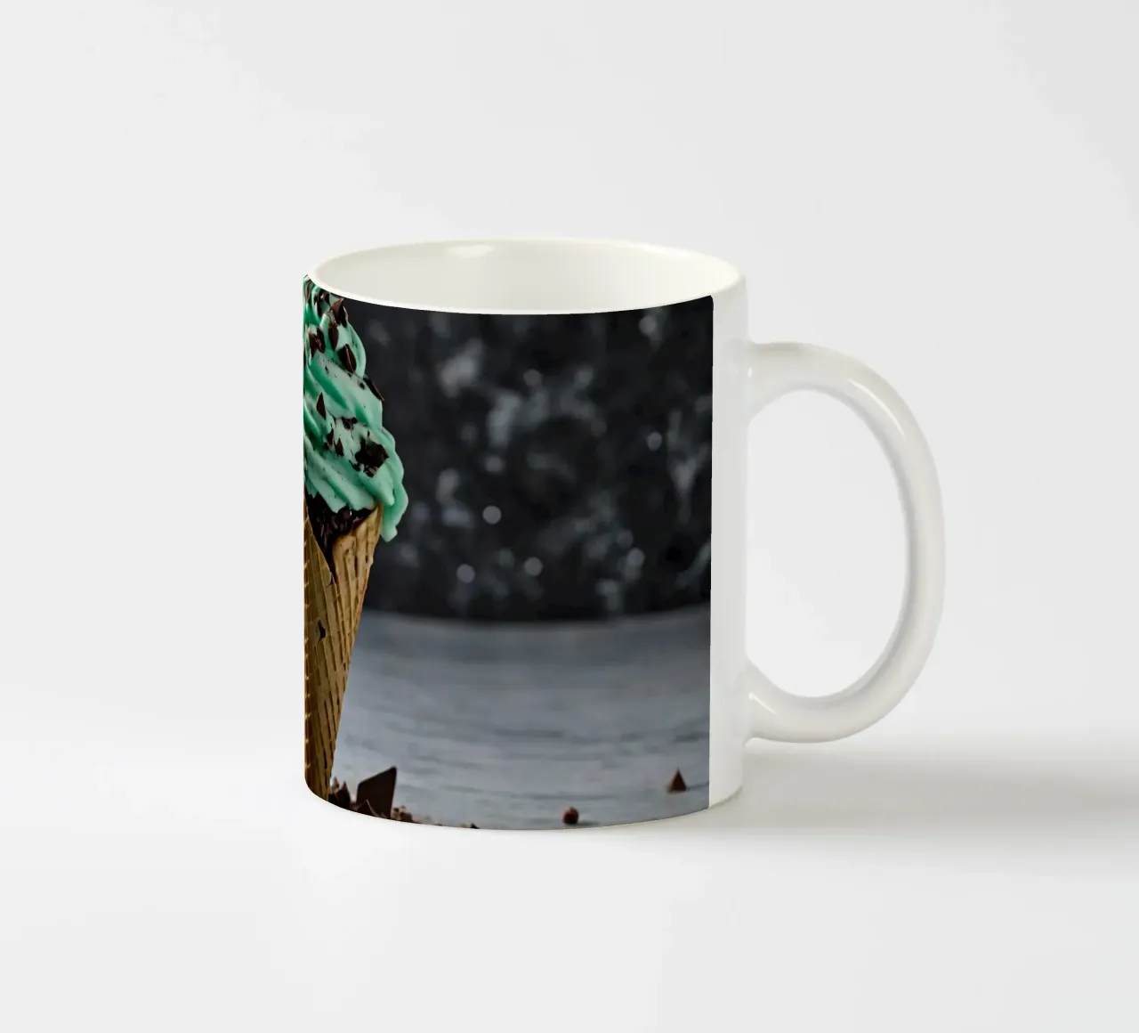 Un cono gelato alla menta con gocce di cioccolato, deliziosamente rigirato, con tazza in ceramica da DesignDoodle