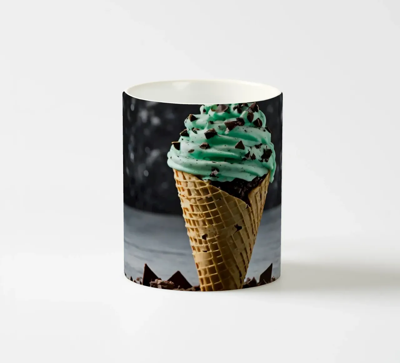 Un cono gelato alla menta con gocce di cioccolato, deliziosamente rigirato, con tazza in ceramica da DesignDoodle