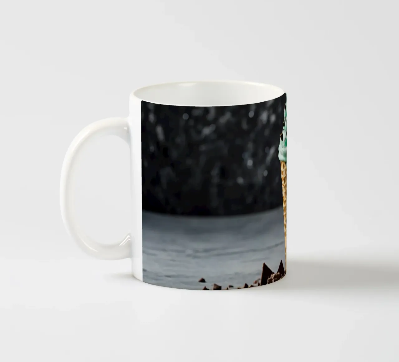 Un cono gelato alla menta con gocce di cioccolato, deliziosamente rigirato, con tazza in ceramica da DesignDoodle
