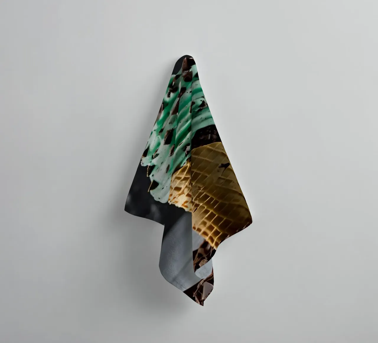 Un cono gelato alla menta con gocce di cioccolato, deliziosamente rigirato, con asciugamano da bagno da DesignDoodle