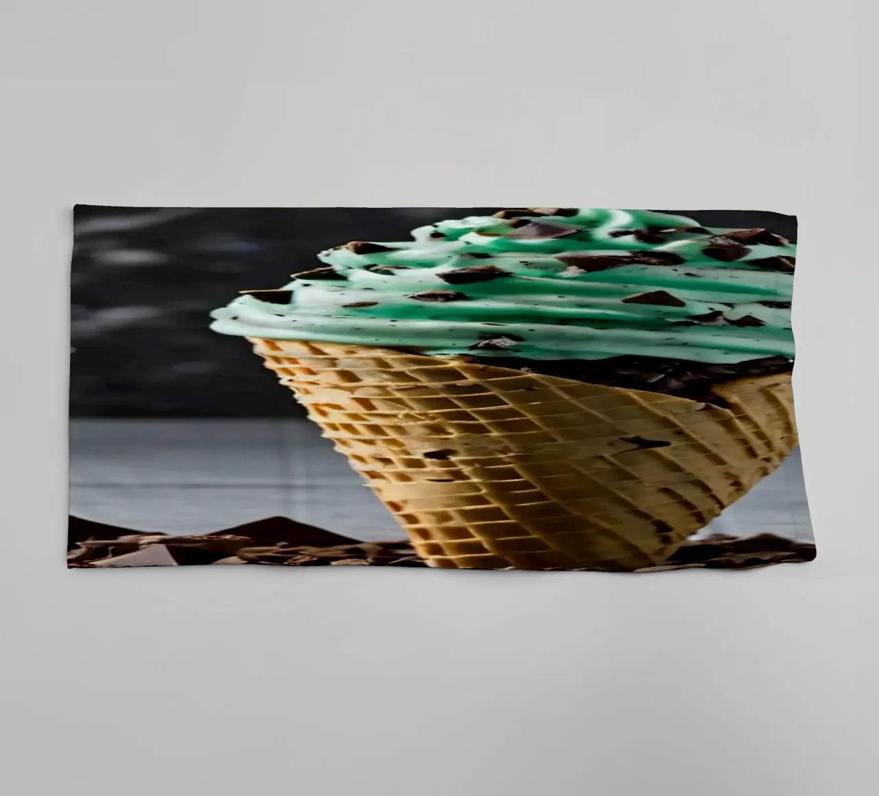Un cono gelato alla menta con gocce di cioccolato, deliziosamente rigirato, con asciugamano da bagno da DesignDoodle