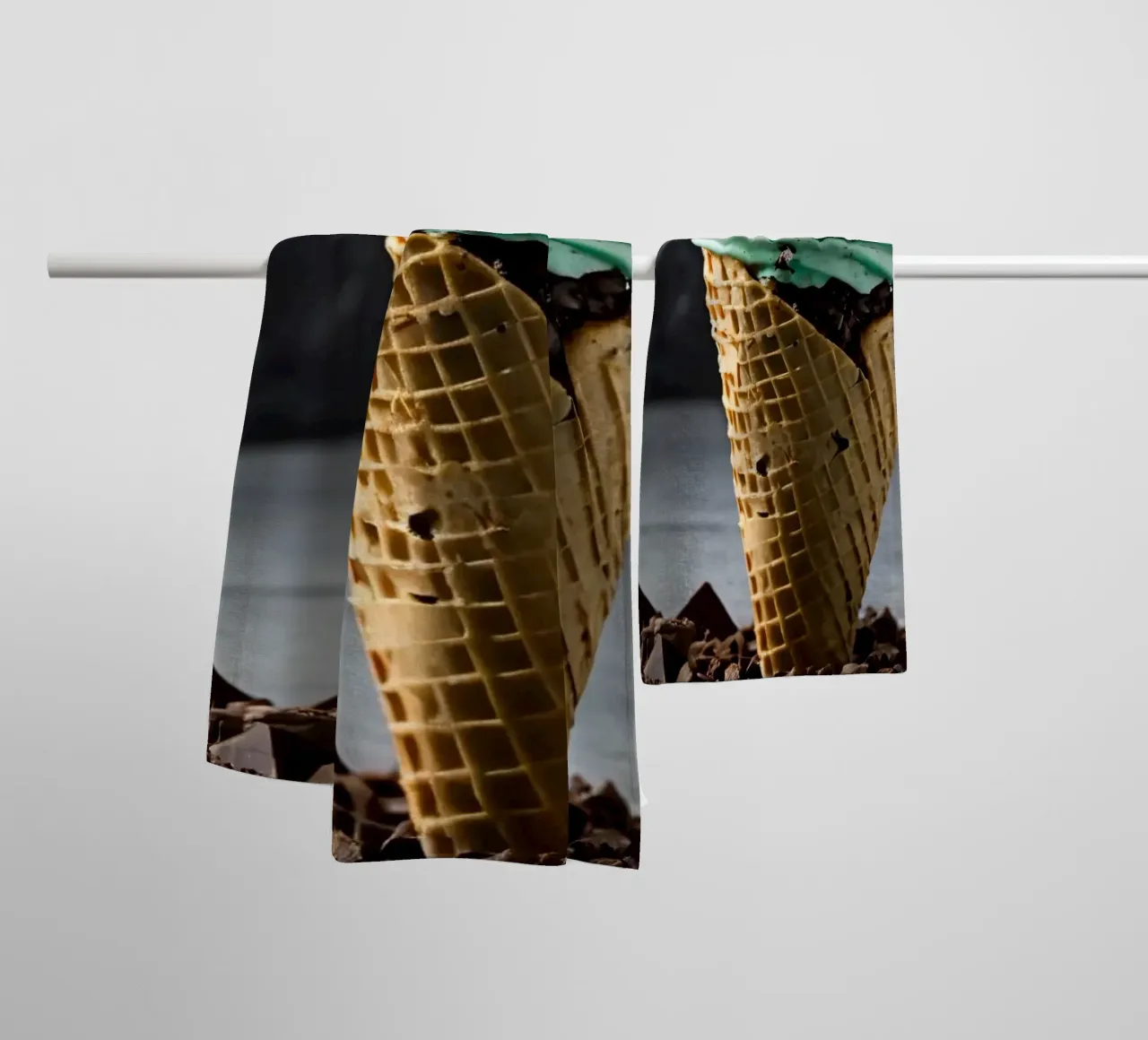 Un cono gelato alla menta con gocce di cioccolato, deliziosamente rigirato, con asciugamano da bagno da DesignDoodle